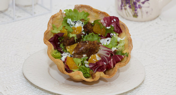 Зеленый салат из куриной печени под сметанным соусом