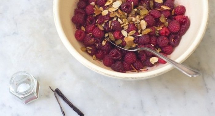 Летний малиновый салат