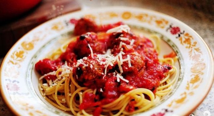 Спагетти с фрикадельками и соусом
