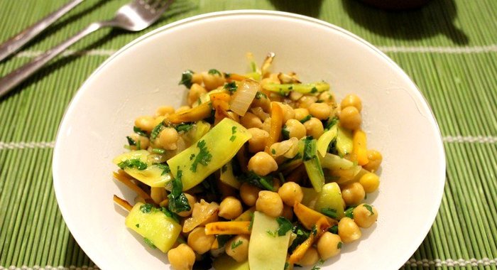 Теплый салат с нутом