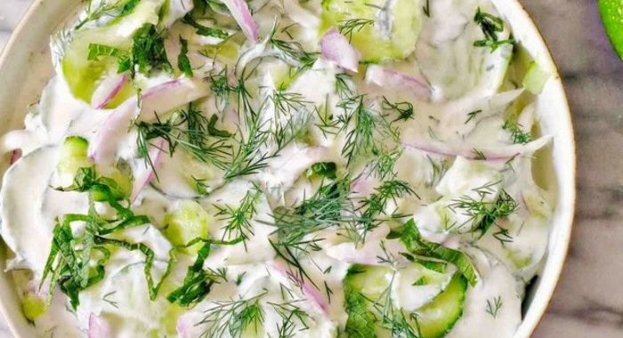 Огуречный салат с йогуртовой заправкой