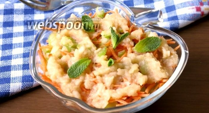 Салат из моркови и сельдерея с топпингом из яблок