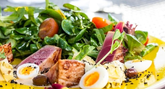 Салат «Нисуаз» с розовым тунцом