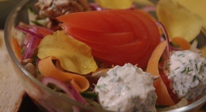Овощной салат с лепестками розы