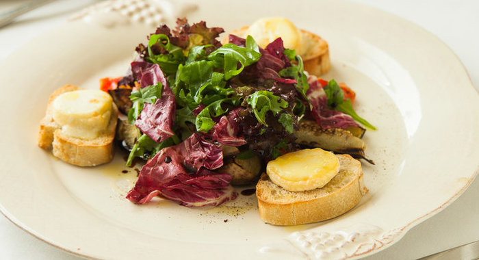 Салат с печеными баклажанами и козьим сыром