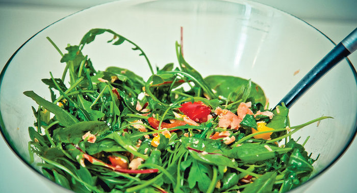 Теплый салат из семги с горчичной заправкой