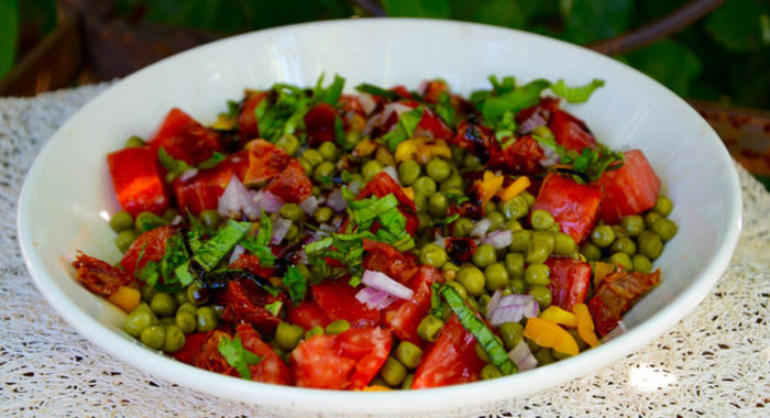 Овощной салат с зеленым горошком