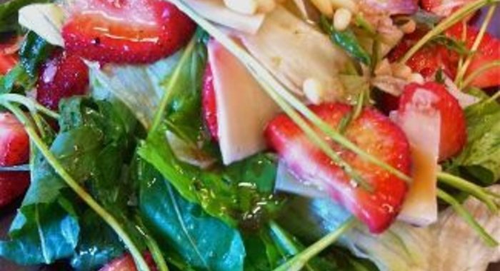 Салат с клубникой