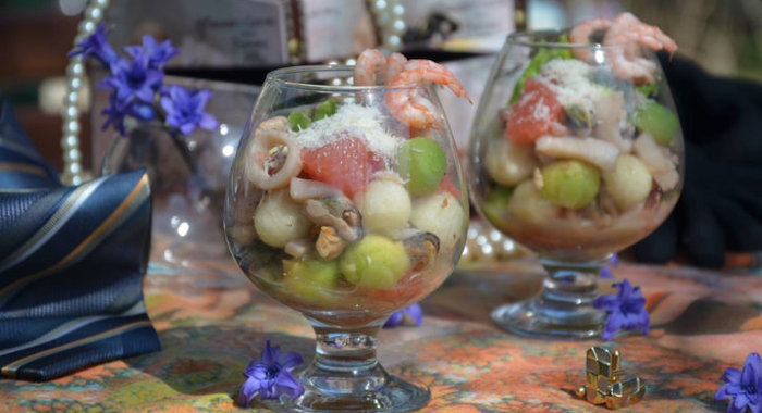 Салат с морским коктейлем