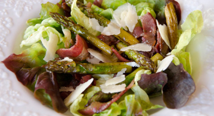 Салат со спаржей и вяленой говядиной