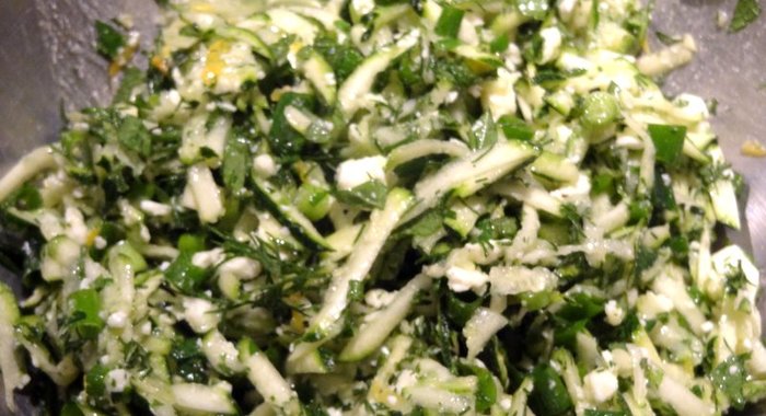 Салат с цукини, зеленью и фетой по‑гречески