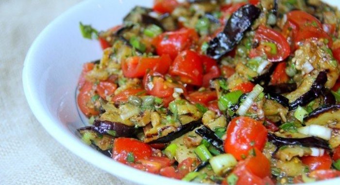 Салат из баклажанов с помидорами
