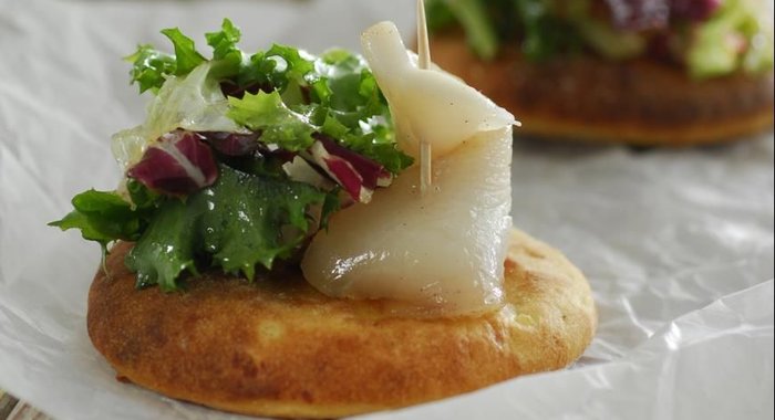 Картофельные фокаччине с зеленым салатом