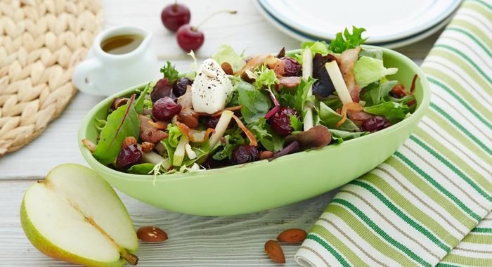 Летний итальянский салат с вишней и беконом