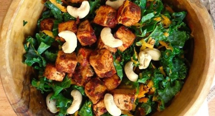 Салат с тофу, апельсином и кешью