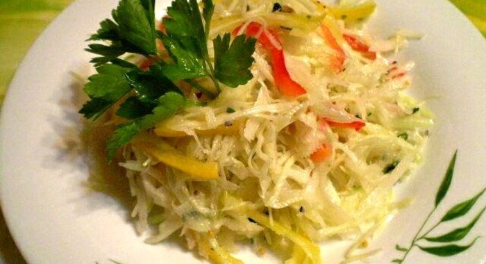 Капустный салат с черной редькой и перцем