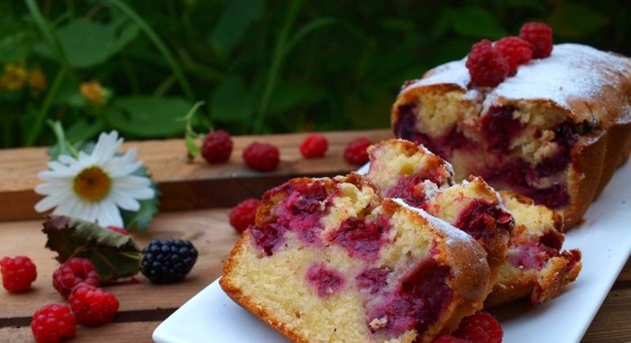 Кекс с ежевикой и малиной