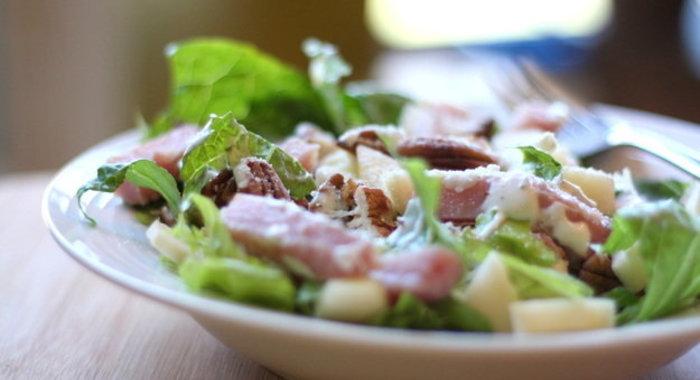 Салат с ветчиной и яблоком