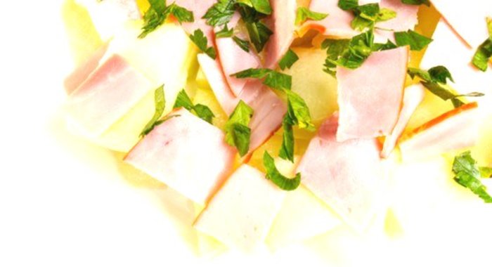 Салат из ветчины с дыней