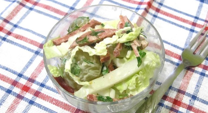 Салат из пекинской капусты с маринованными помидорами