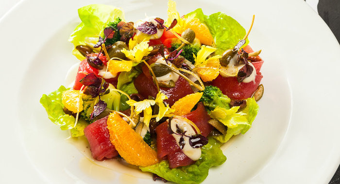 Салат с тунцом и дольками апельсина