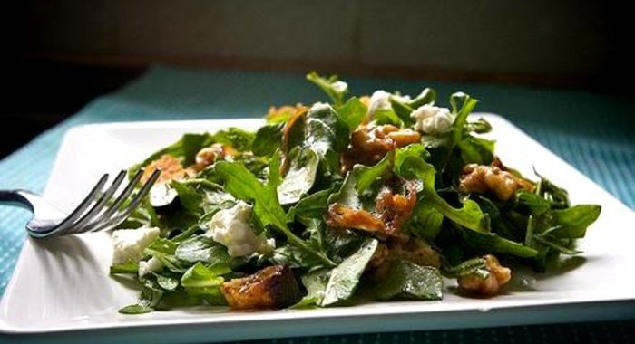 Салат с руколлой, луком, сыром и орехами