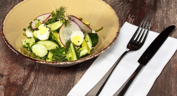 Салат с редиской и огурцами