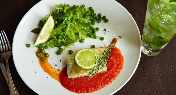 Филе трески с соусом и зеленым салатом