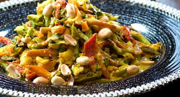 Тайский салат с зеленым манго, морковью и травами