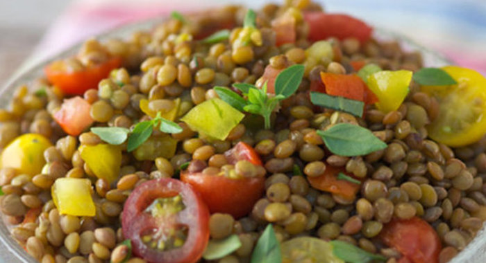Салат из чечевицы с помидорами