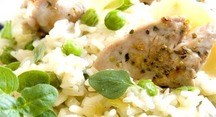Салат из цыпленка с рисом, зеленым горошком и сладким перцем