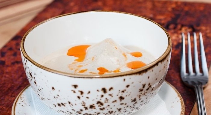 Теплый салат с лососем и омлетом