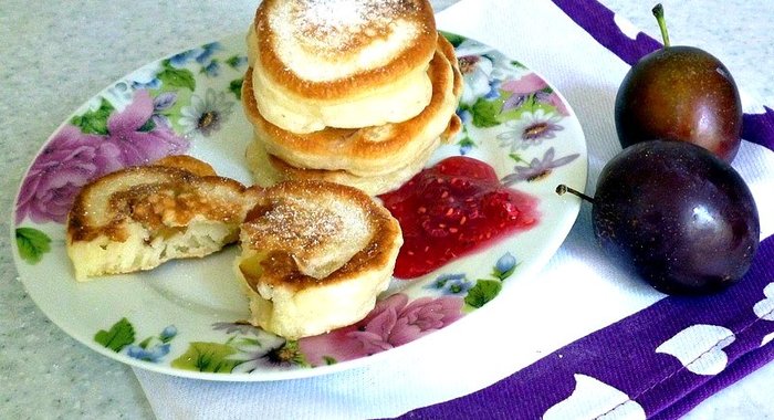 Оладушки на простокваше со сливами