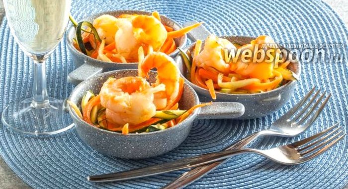 Креветки с салатом из моркови и цукини