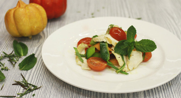 Теплый салат с курицей, цукини, морковью и помидорами черри