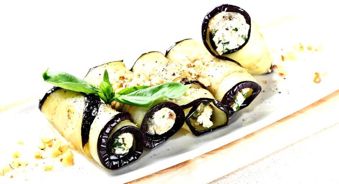 Рулетики из баклажанов с зеленью и сырным кремом