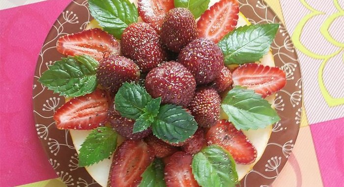 Легкий летний салат с дыней, клубникой и зеленым соусом