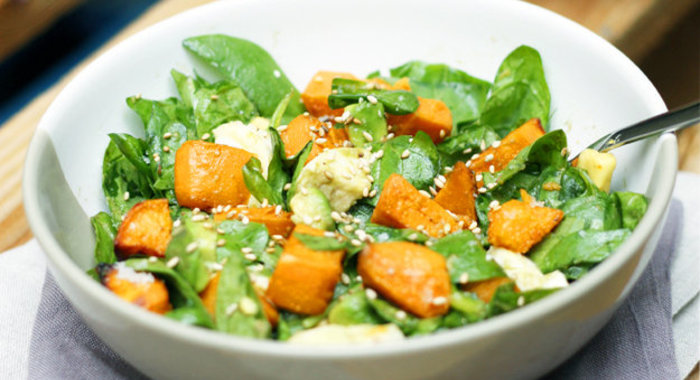 Салат со шпинатом и запеченным в маринаде бататом