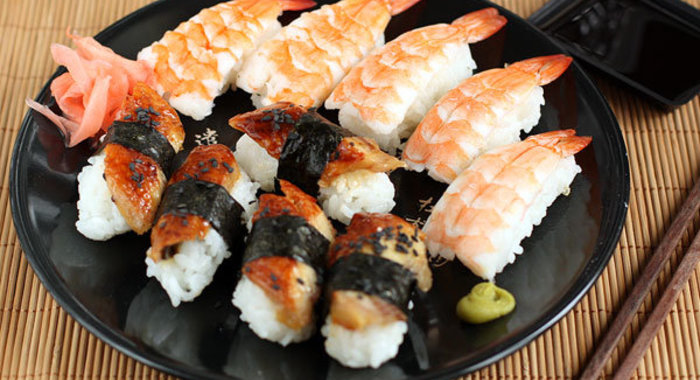 Суши с креветкой, угрем и омлетом