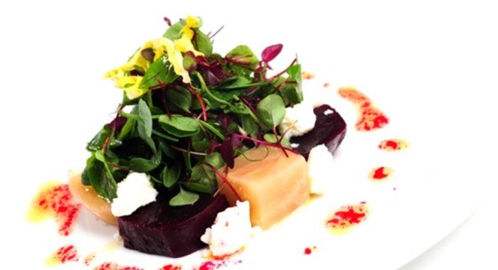 Салат из печеной свеклы с рукколой, мангольдом и козьим сыром