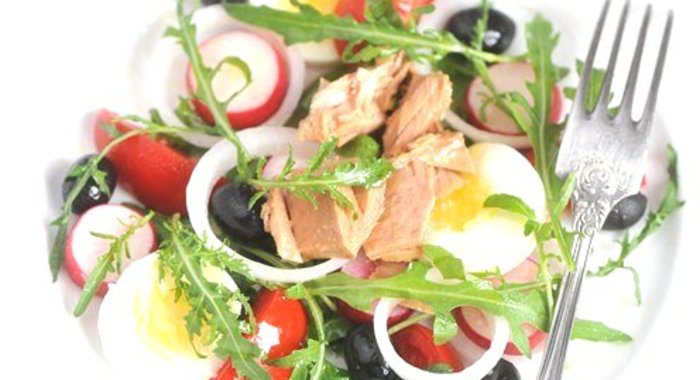 Салат нисуаз с рукколой