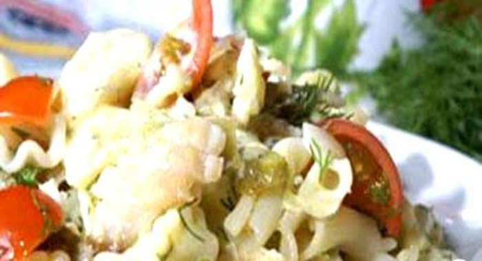 Макаронный салат с копченой рыбой