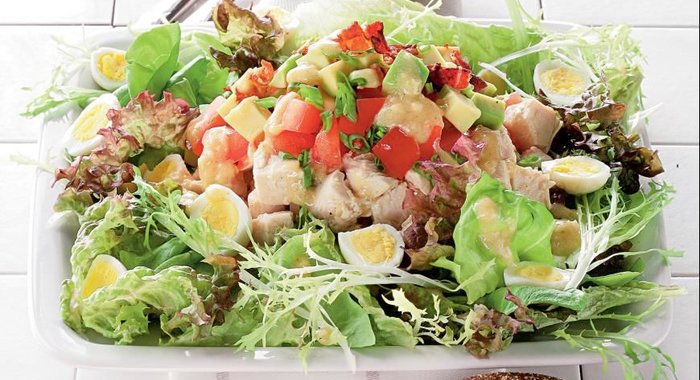 Голливудский салат с курицей и беконом