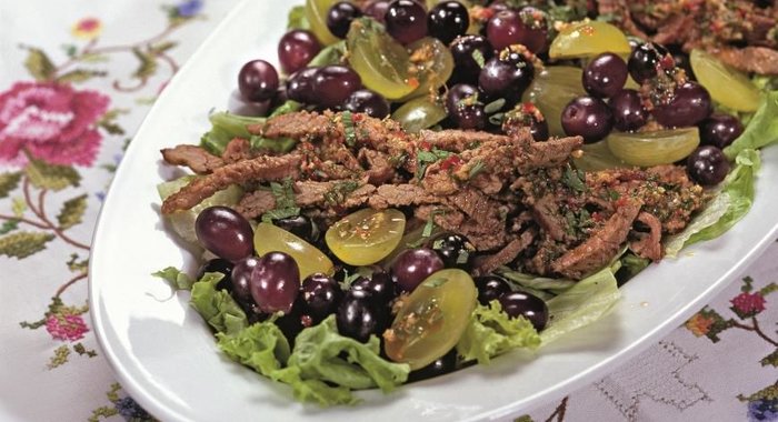 Салат с говядиной и виноградом