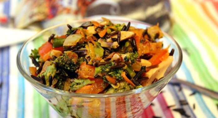Теплый овощной салат с диким рисом и шампиньонами