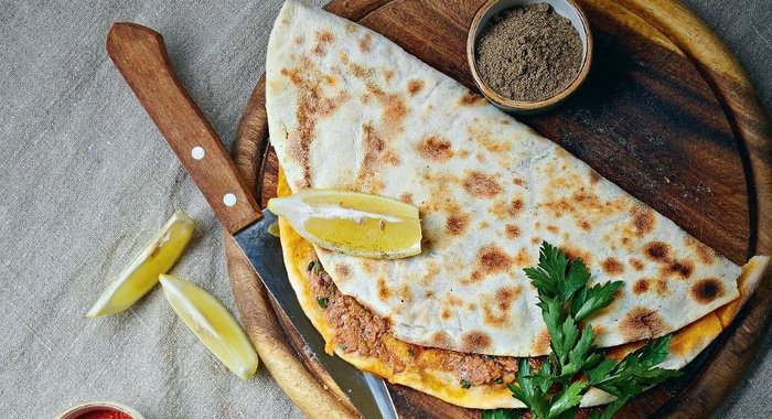 Ламаджо, лепешки с острой мясной начинкой