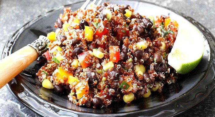 Салат с квиноа и фасолью