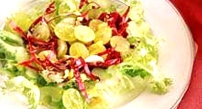 Салат с сельдереем и виноградом