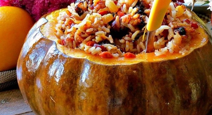 Салат с ветчиной, бананами и финиками