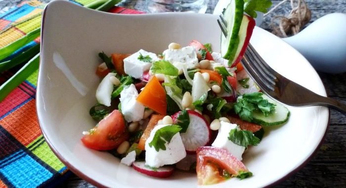 Салат из овощей с брынзой и кедровыми орешками